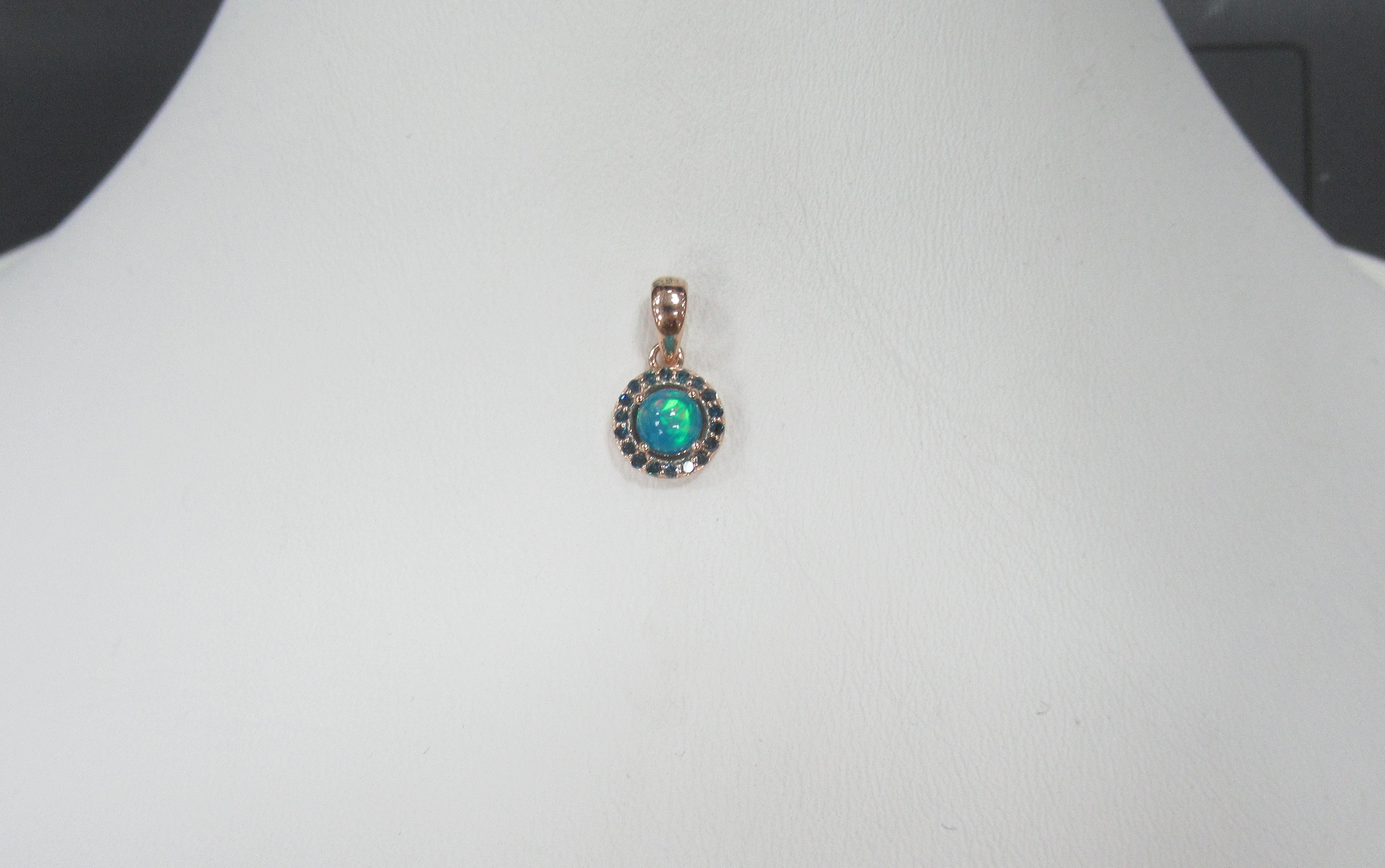 Серебряная подвеска с голубым опалом и бриллиантами